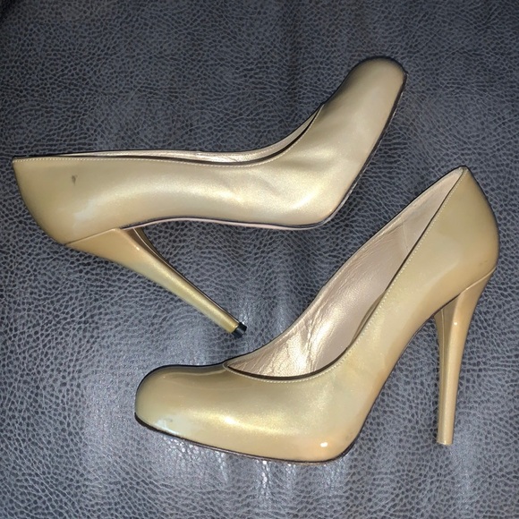 Stuart Weitzman champagne patent leather heels size 8 - Picture 3 of 13